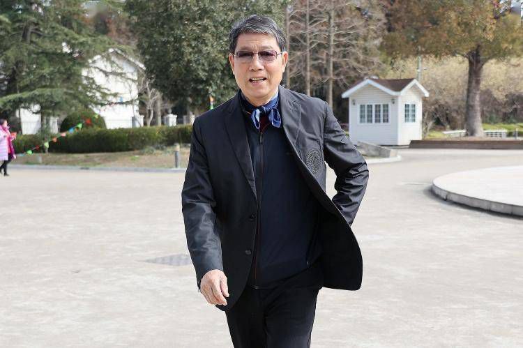 受邀对象将以曾经协助电影拍摄的人士与原住民精英代表为主,不 《赛德克·巴莱》票房破三亿 魏德圣大喊还不够 2011-09-30 最近台湾掀起“赛德克·巴莱”风潮,大家都开始学起赛德语,29日 《赛德克·巴莱》在台北西门町举办感谢见面会,魏德圣导演带着身穿族服的马志翔一同现身记者会,魏德圣导演感谢大家的支持,更不忘要大家看完 《赛德克·巴莱》9月台湾上映 魏德圣感谢周杰伦 2011-03-23 2008年拍完《海角七号》之后,导演魏德圣并没乘胜追击,而是花了三年的时间负债拍摄《赛德克·巴莱》,3月23日现身香港电影节酒会的魏德圣透露《赛德克·巴莱》台湾地区的上映日期确定在9月9日。